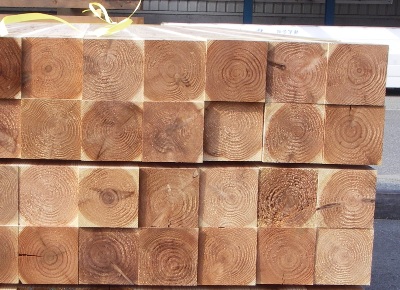 木口の年輪がきれいな材木の梱包写真