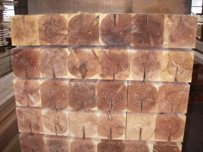 木口の年輪がぼやけている材木の梱包写真