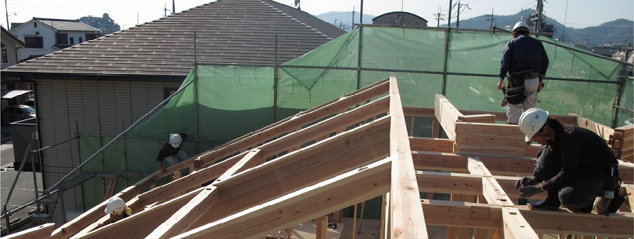 構造材が見えている木造住宅建設中の写真